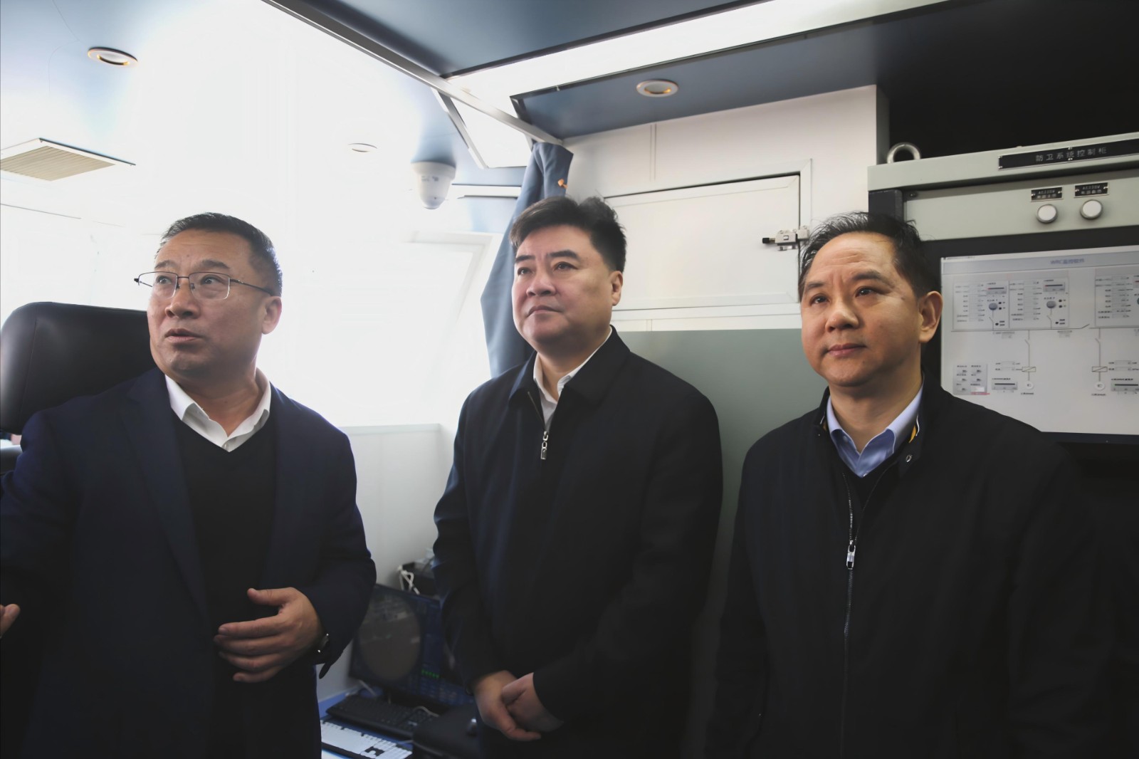 1732793434170506.jpg 何忠偉一行調(diào)研省二輕集團(tuán)百噸級(jí)無人船項(xiàng)目(圖片).jpg