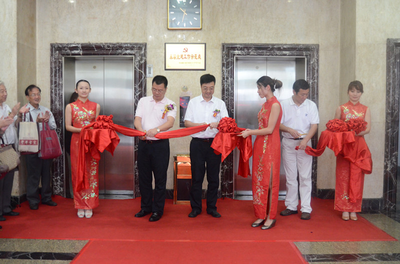 省工藝品公司舉辦中國工藝美術(shù)大師張愛光作品暨青田石雕精品展