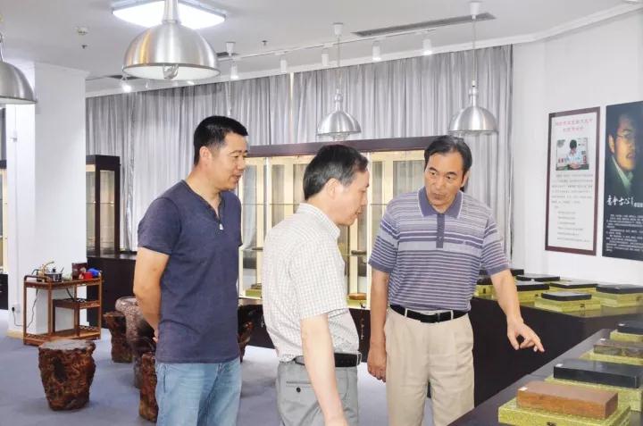 集團公司黨委書記、總經(jīng)理虞岳明參觀省工藝品公司魯硯展