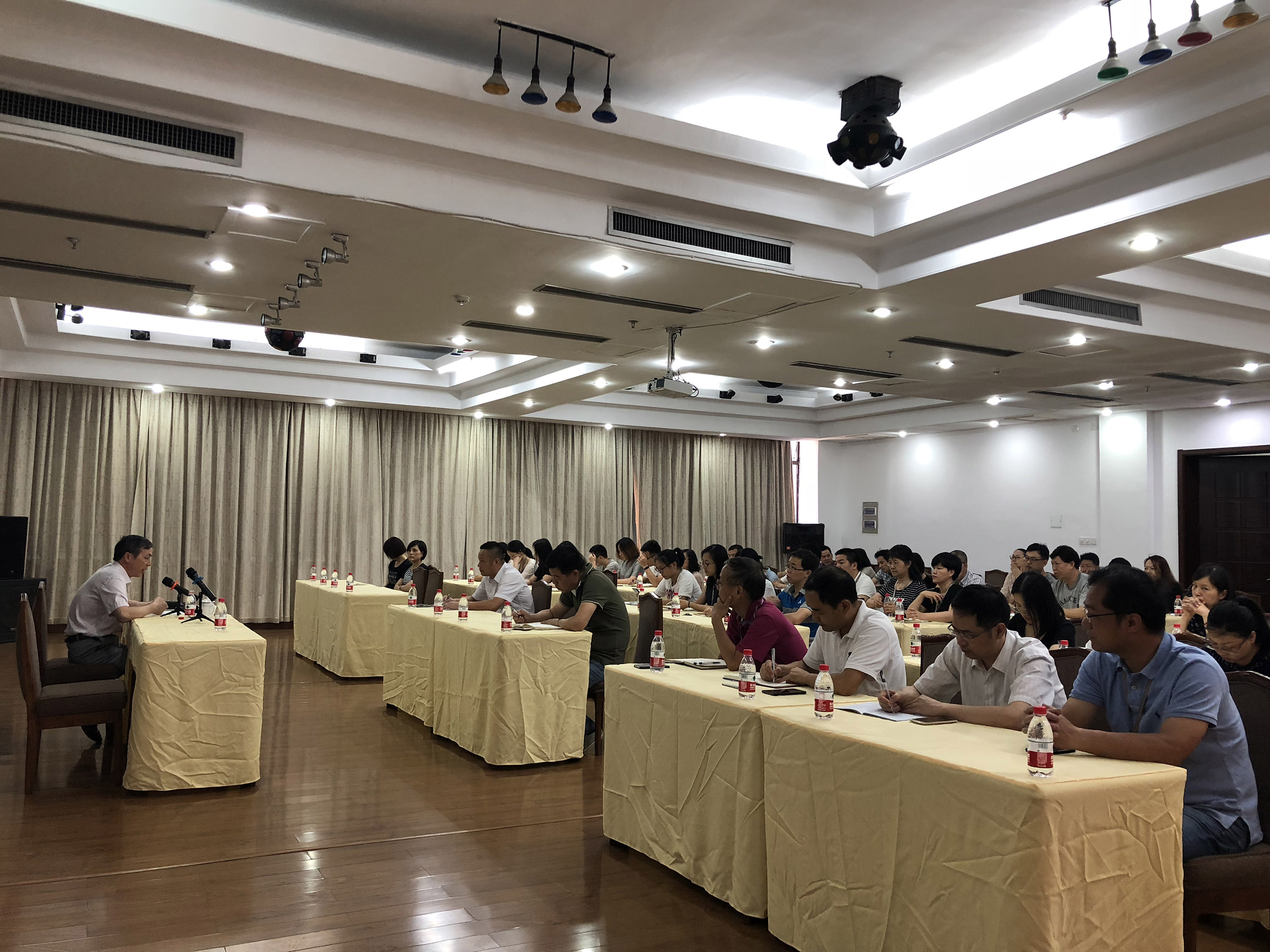 集團(tuán)公司黨委書記總經(jīng)理虞岳明赴工藝品公司宣講經(jīng)濟(jì)形勢(shì)