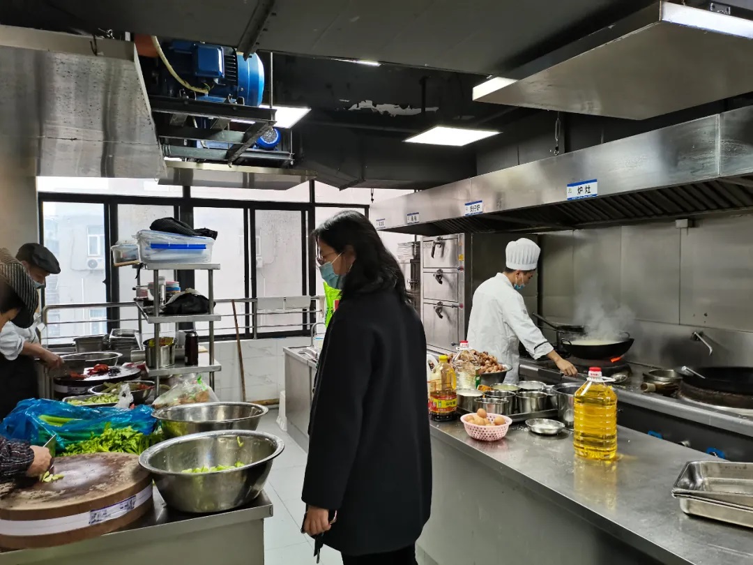 疫情防控“嚴(yán)”字當(dāng)頭，平凡堅(jiān)守“暖”在心窩