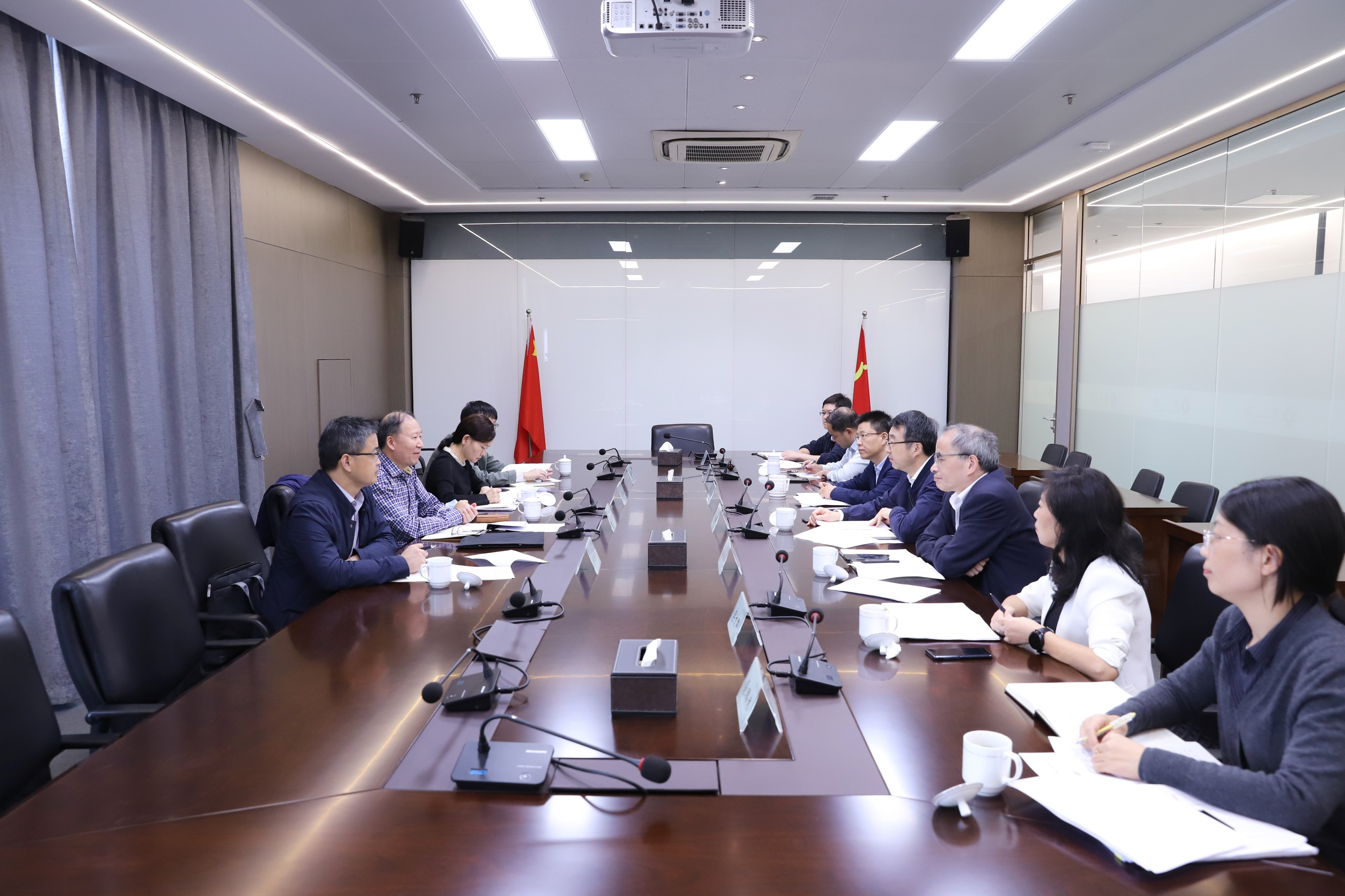 省國(guó)資委一級(jí)巡視員沈建平來(lái)省二輕集團(tuán)調(diào)研除險(xiǎn)保安工作