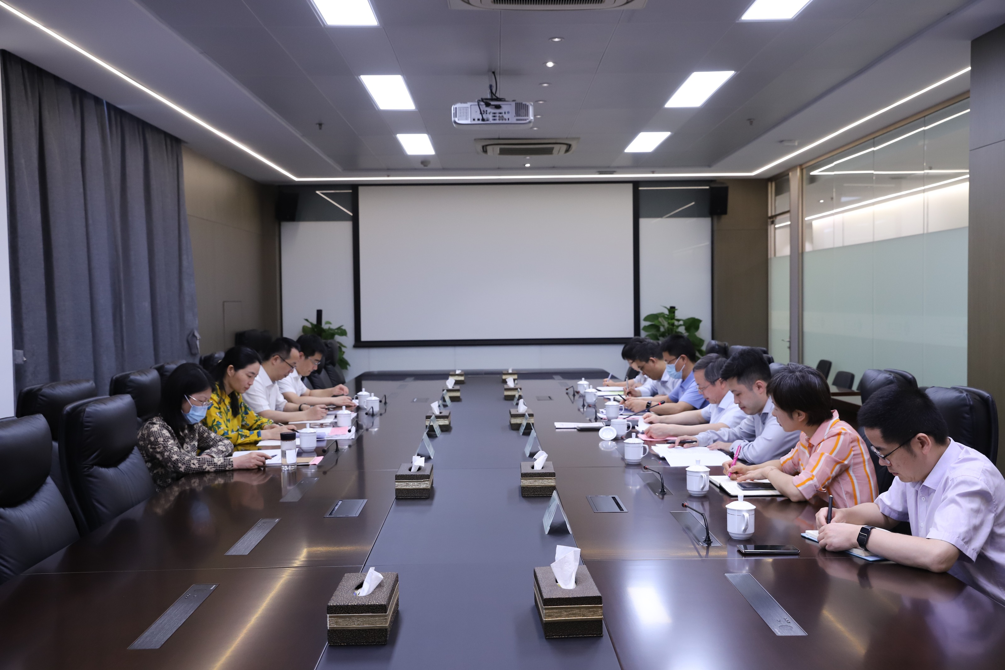 省國(guó)資委副主任顧濤一行到省二輕集團(tuán)調(diào)研指導(dǎo)