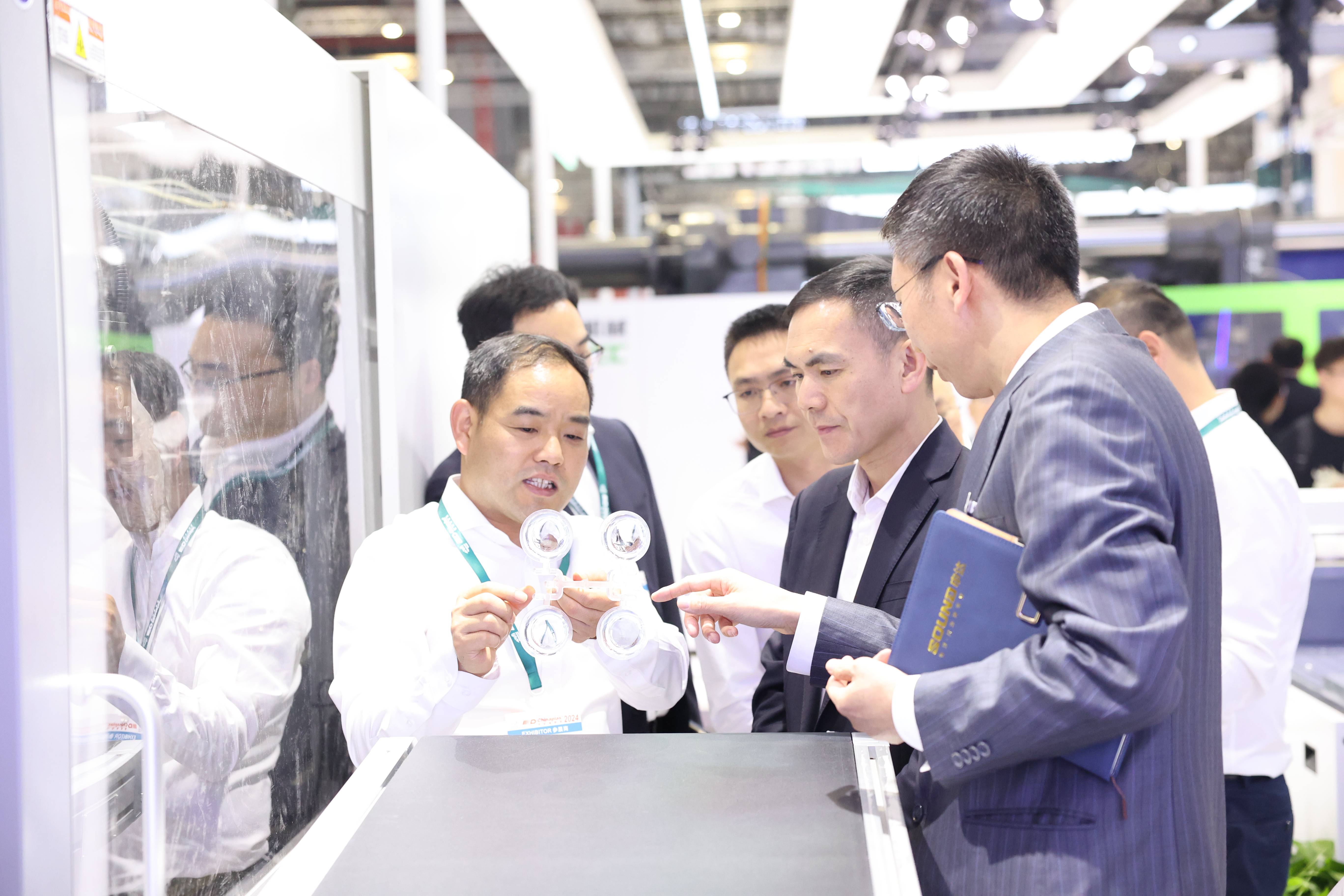 孫哲君一行赴CHINAPLAS國際橡塑展考察調研