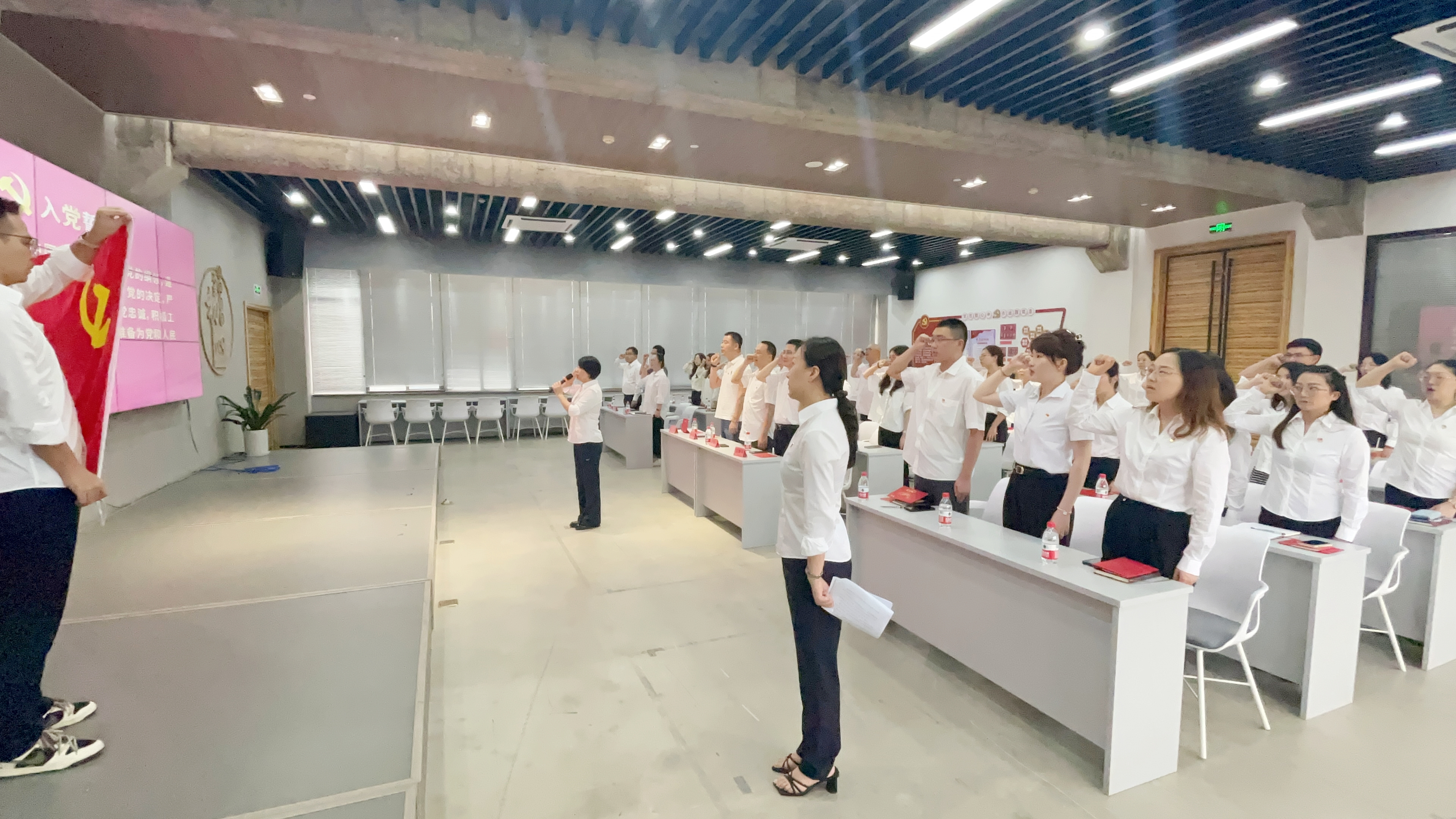 以紅心 敬黨心 | 工藝品公司黨委舉行“同過(guò)政治生日·重溫入黨誓詞”主題黨日活動(dòng)