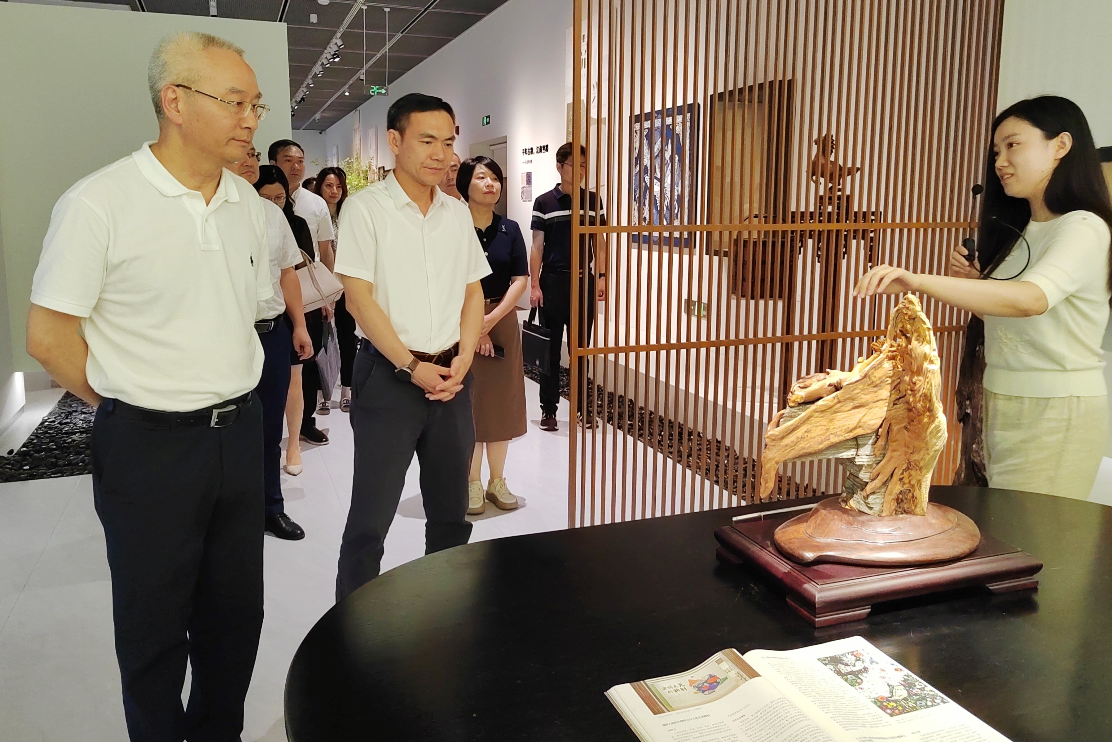 省科協(xié)黨組書(shū)記、副主席吳曉東一行到省二輕集團(tuán)、省工藝美術(shù)學(xué)會(huì)調(diào)研