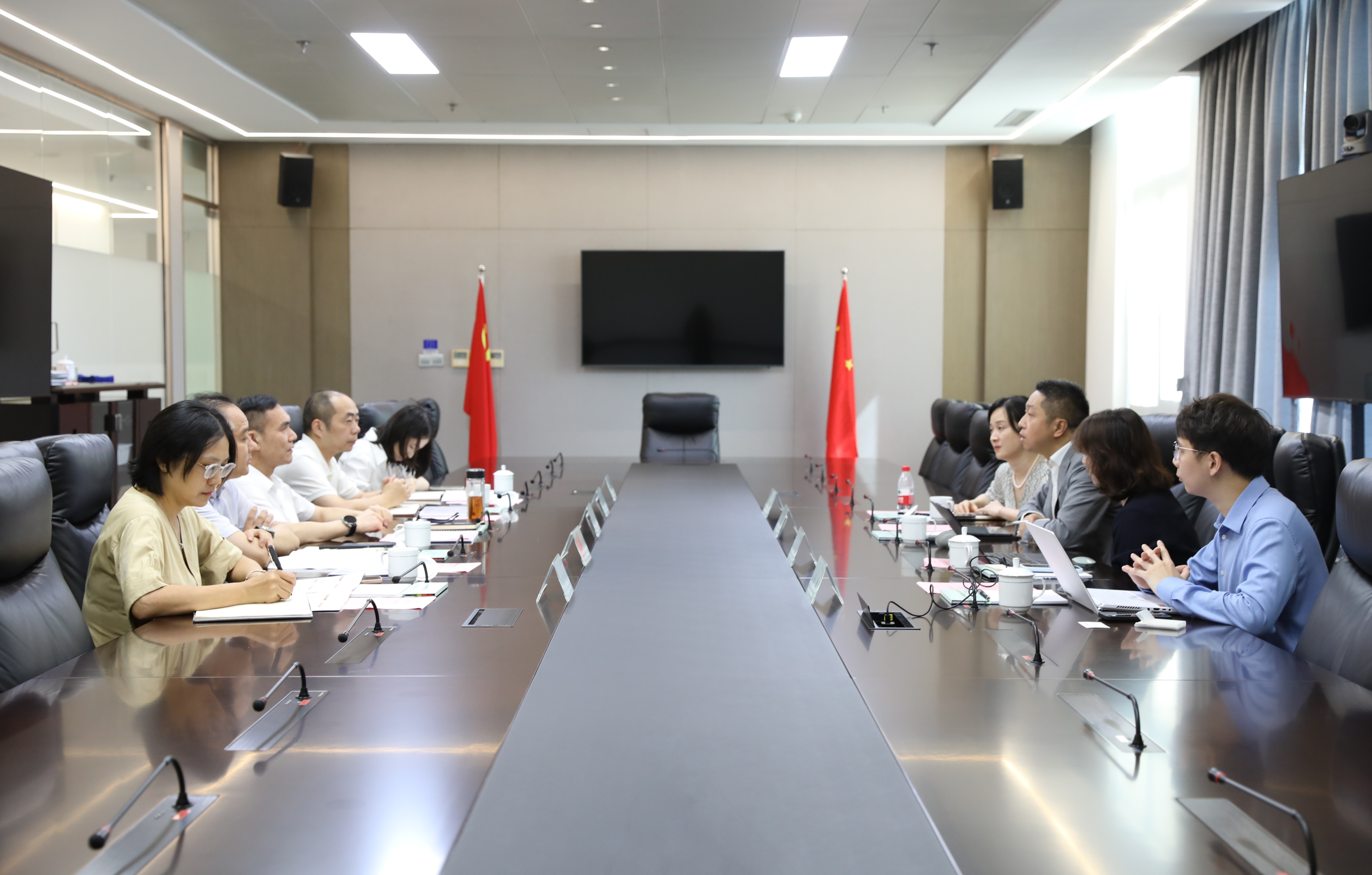 中金公司王晶一行到訪省二輕集團